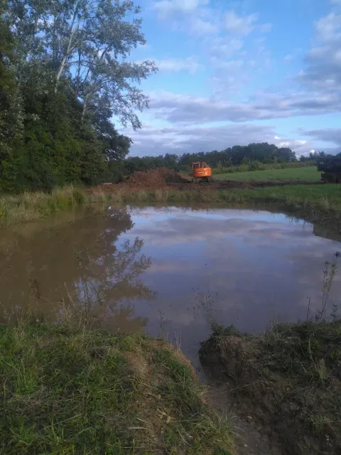 Mare de rétention d'eau avec tractopelle en fond