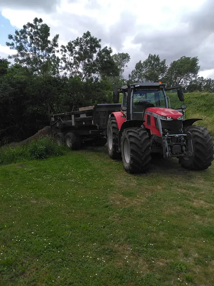 Tracteur rouge dans un près